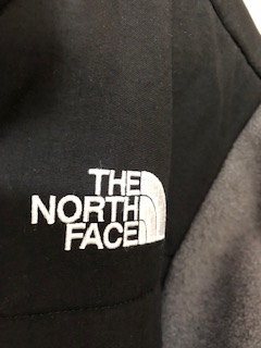 ノースフェイス　デナリジャケットの左胸の刺繍ロゴ