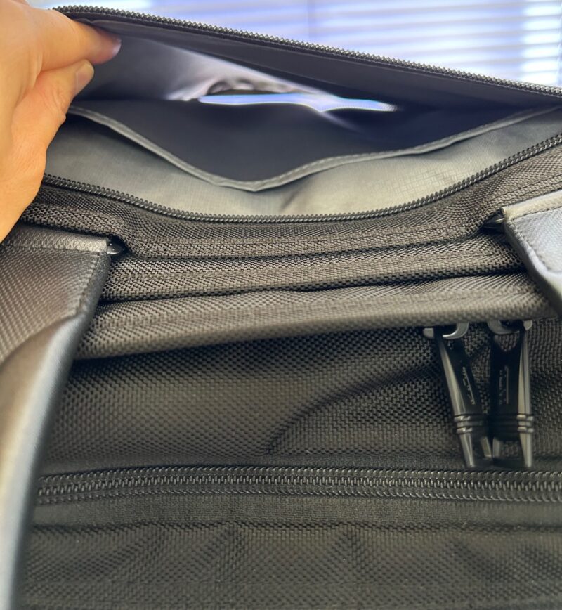 TUMIのビジネスバッグの背面にはキャリーバーに通せるループがあります