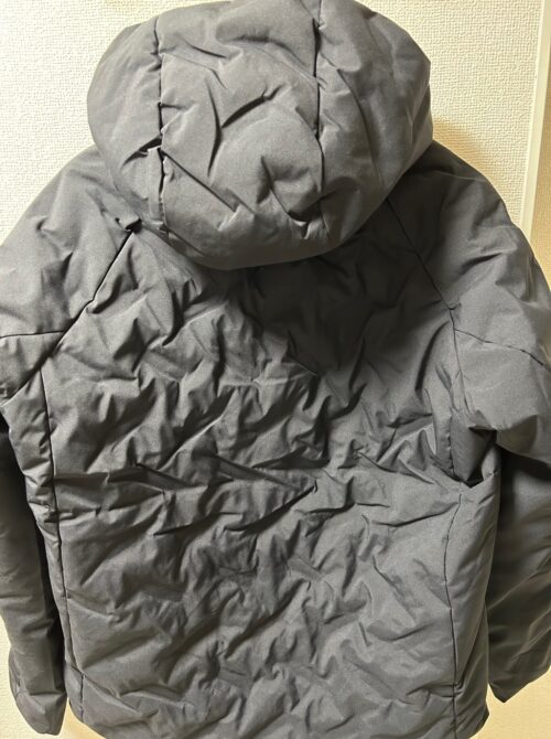 ティゴラ　アルミ蓄熱パデッドフードジャケット（柄）後ろ