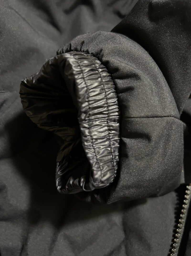 ティゴラ　アルミ蓄熱パデッドフードジャケット（柄）の袖口は内側がリブ使用になっています