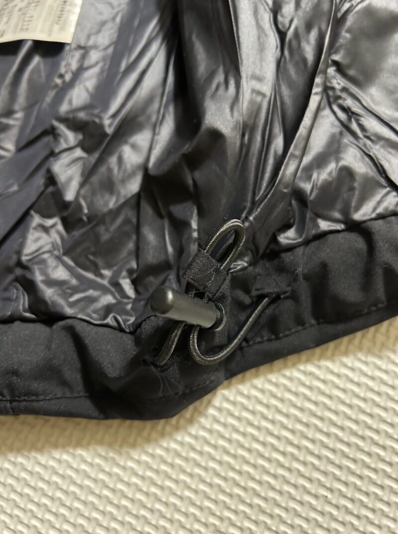 ティゴラ　アルミ蓄熱パデッドフードジャケット（柄）のドローコード