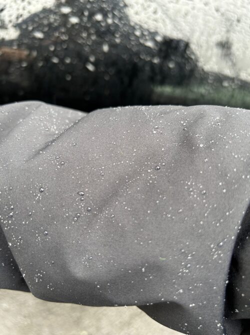 撥水加工されているので多少の雨や雪はへっちゃらです。