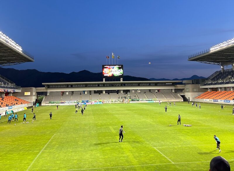長野Uスタジアムの大型ビジョン（ホームゴール裏から見た写真）
